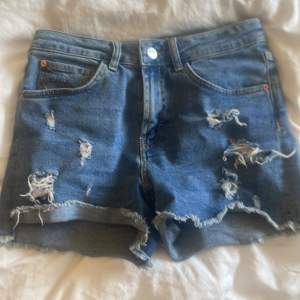 Jeansshorts från gemo i strl 36. Nästan aldrig använda, i nyskick. Passar mig som är 170 cm och brukar ha strl xs.