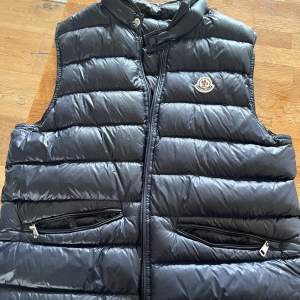 moncler väst perfekt till våren!  självklart äkta, inga defekter den är i fint skick men den var använd förra våren och sommaren och får inte mycket användning av den längre därav priset!💝pris kan diskuteras vid snabb affär!💖