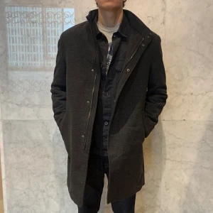 SVART ROCK \\ ESPRIT - Svart Rock från ESprit | Storlek: L - Skicket pa rocken är jätte bra med nästan inga tecken på användning - Varat pris: 499 - Nypris: 1,999kr - Modellen är 186cm och väger 75kg.