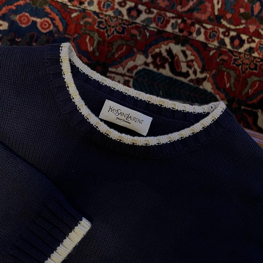 En mycket fin Yves Saint Laurent mörkblå stickad tröja i toppskick. Säljes pga garderobsrensning. Önskat pris: 3000 kr. Nypris: 14000 kr.. Stickat.