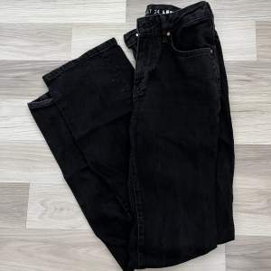 Svarta lågmidjade jeans Raka i modellen   Storlek 34