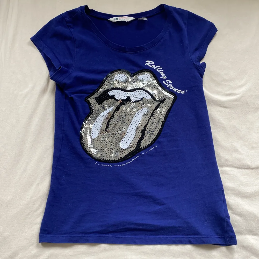 En lila Rolling Stones tröja, köpt här på Plick för ett tag sen. Använt ksk 2-3 gånger? Storlek 11-12 så typ Xs. Väldigt fin bara inte min stil längre.. T-shirts.