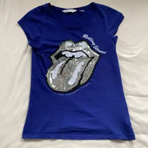 En lila Rolling Stones tröja, köpt här på Plick för ett tag sen. Använt ksk 2-3 gånger? Storlek 11-12 så typ Xs. Väldigt fin bara inte min stil längre.