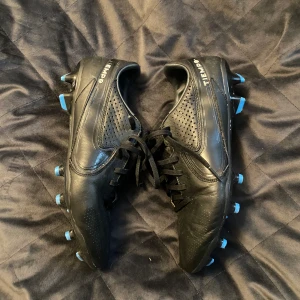 Fotbollsskor Nike  - Nike tiempo, storlek 42,5, funkar på gräs och konstgräs