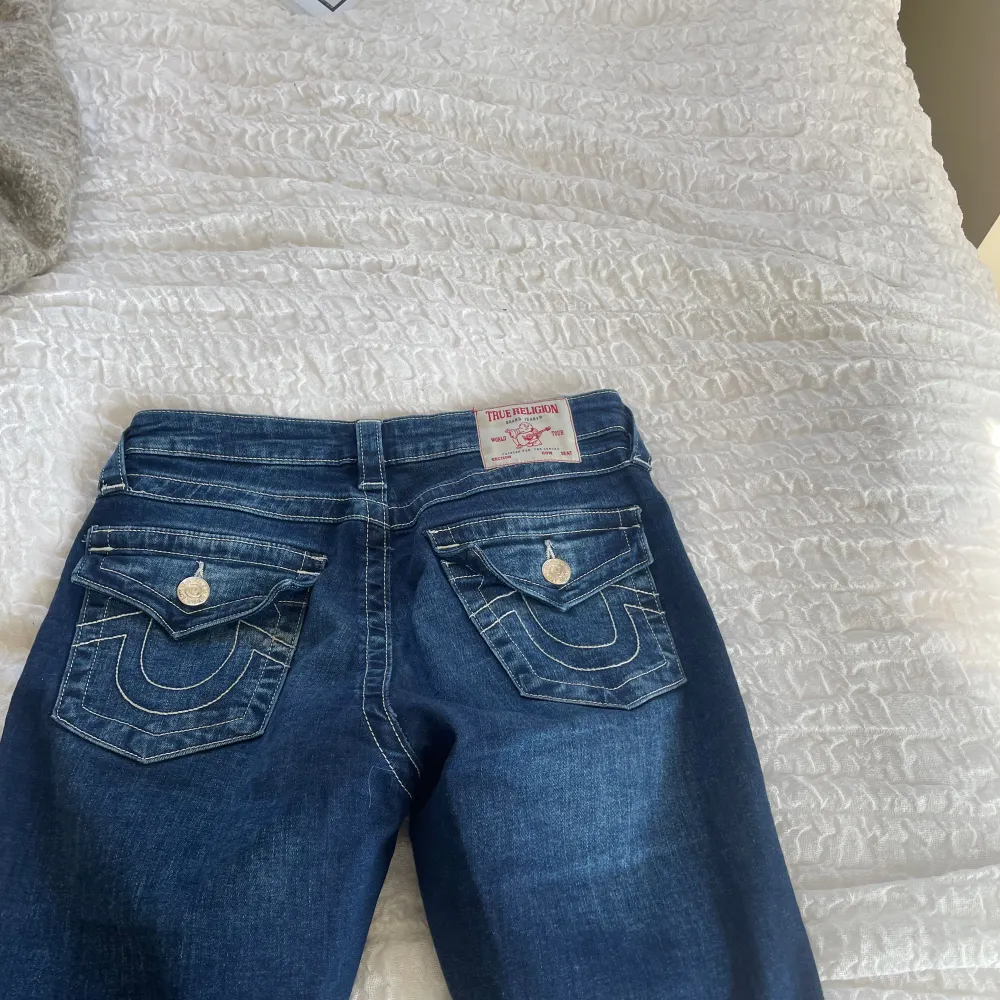 Mörkblåa true religion jeans med bootcut, köpte nya från Nelly.com, nypris 1499kr🩷 Jättebra/nyskick . Jeans & Byxor.