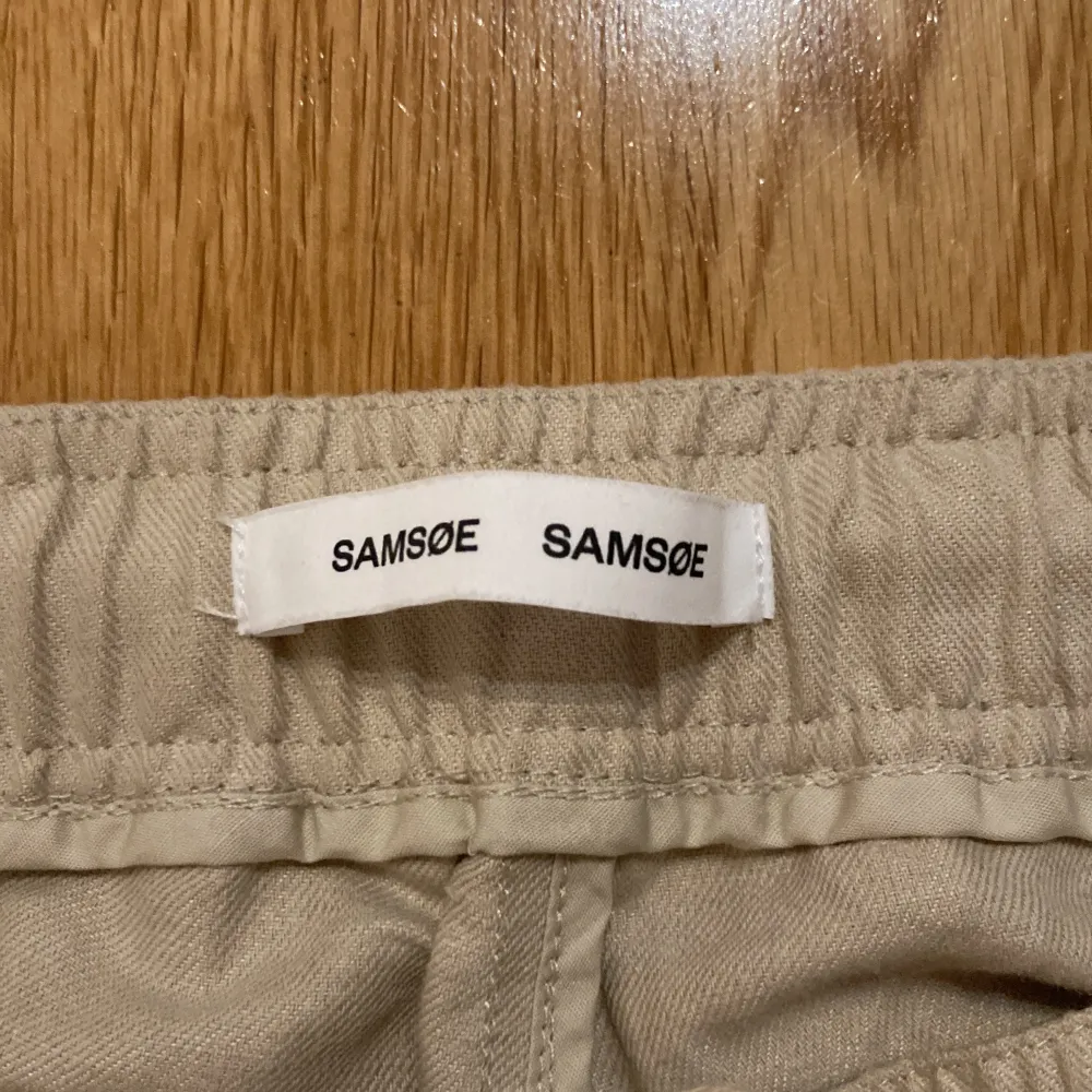 Ett par oanvända byxor från SAMSØE SAMSØE i perfekt skick. Perfekt för sommaren, väldigt sköna. Storlek S, originalpris 1500.. Jeans & Byxor.