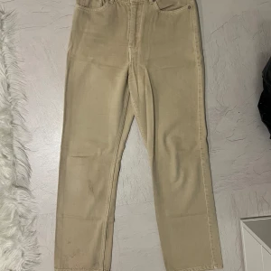 Snygga straight jeans från weekday - Weekday-jeans i modellen Rowe. Perfekta till sommaren! 