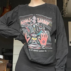 Sweatshirt - Sweatshirt med tryck. Merch från Vargas & Lagola 🤗