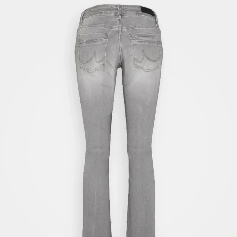 Säljer nu de gråa ltb jeansen. Det finns hål inuti så man kan trä igenom ett snöre utan att det syns😊. Jeans & Byxor.