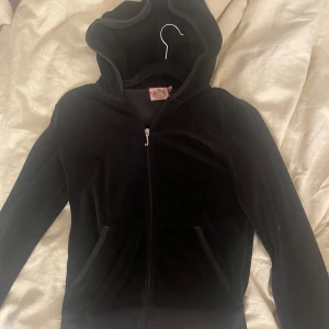 juicy couture huvtröja  - jätte fin juicy tröja från 2000-talet? strl M men passar som en xs. jätte fint skick inga defekter♥️