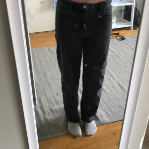 Svarta high waist jeans - Ett par svarta jeans från Lindex köpta för några år sedan och har används några gånger men är fortfarande i väldigt bra skick, säljer för att de inte har kommit till användning på länge, priset går att diskutera 