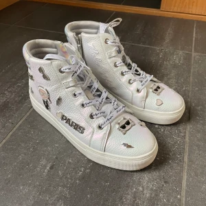 Unika höga skor 🪩 - Säljer nu mina Karl Lagerfeld skor som knappt kommit till användning som också syns. Köpta i somras i New York så är väldigt unika. Nypris ca 250 dollar.