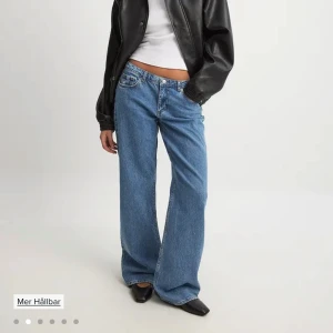 Low waist straight jeans  - Säljer dessa supersnygga och populära jeansen från NA-KD. Endast använda en gång så de är i nyskick. Nypris 699, bara att skriva vid funderingar! 💓💓