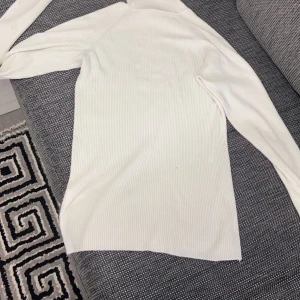 Vit tröja - Randig och lång vid halsen väldigt mjuck och fin och den ser lite längre ut på bilden.