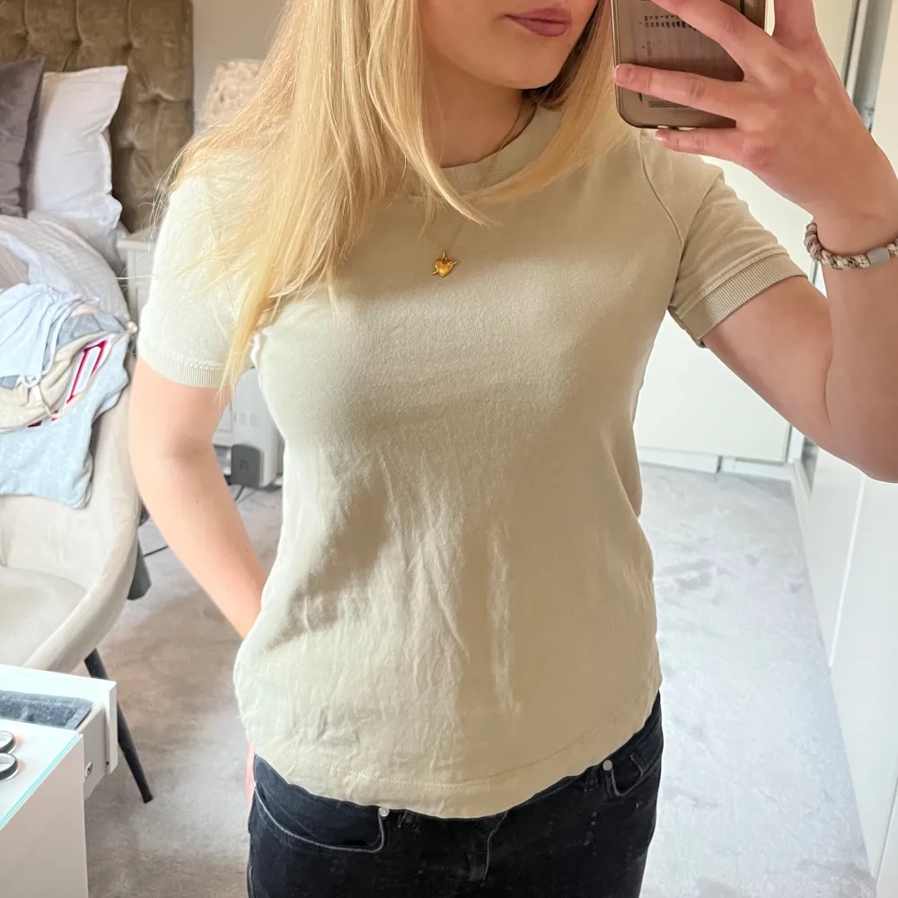 Beige T-shirt från Zara. Använd fåtal gånger🥰. T-shirts.