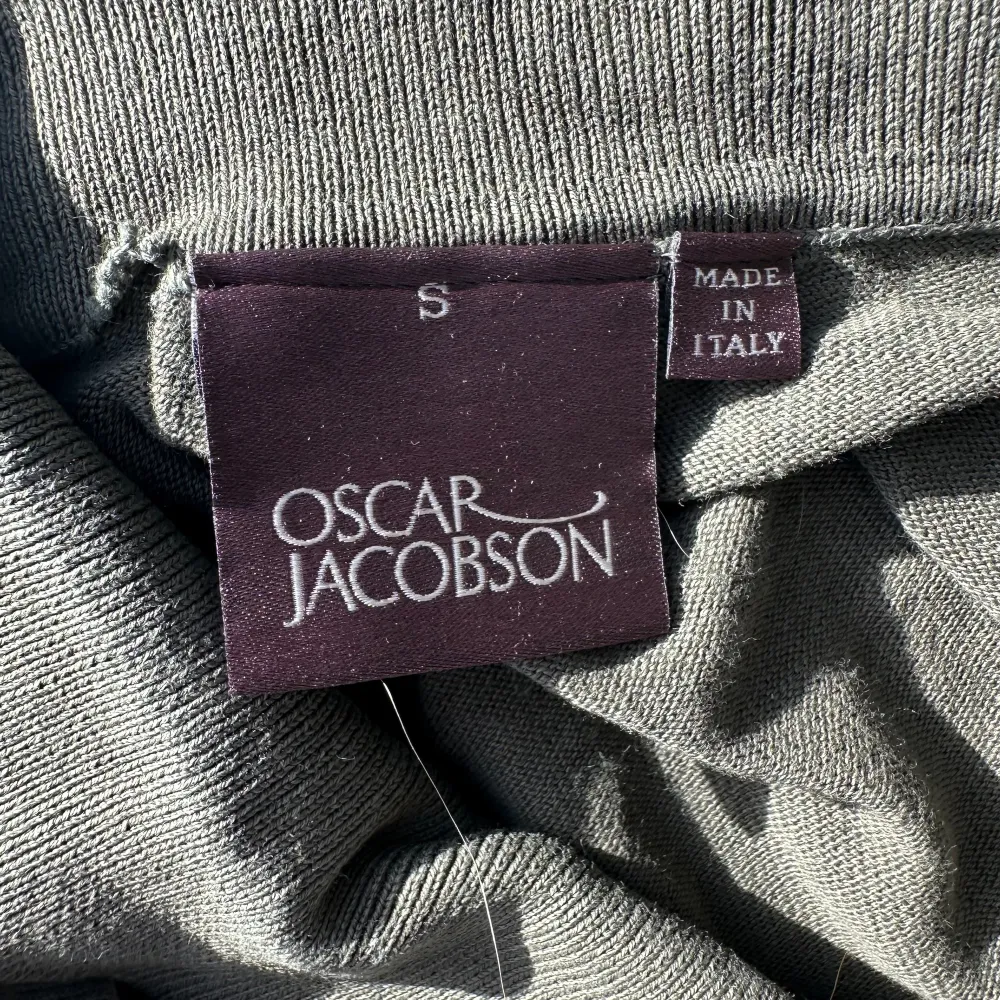 Säljer denna typ mörk oliv gröna skjorta från Oscar Jacobson för används inte så mycket längre  Nypris : 1800 säljer inte för billigt för skicket är 10/10  Skickar snabbare med instabox. Skjortor.