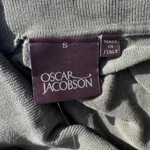 Säljer denna typ mörk oliv gröna skjorta från Oscar Jacobson för används inte så mycket längre  Nypris : 1800 säljer inte för billigt för skicket är 10/10  Skickar snabbare med instabox