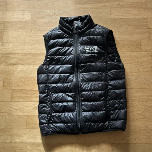 EA7 väst  - Tja,Jag säljer min Armani väst nu pågrund av att den har blivit för liten för mig. Det är inga fel på västen bara att skriva om du har funderingar. Kan sänka priset vid snabb affär 