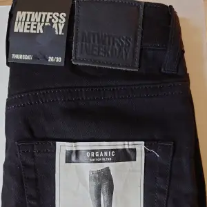 Helt oanvända svarta Weekday jeans high waist/slim fit med prislappar kvar.  Strl 26/30.  Säljes pga att jag köpte för liten storlek. ☀️☀️ Stor garderobsrensning på gång, spana gärna in mina övriga annonser som dyker upp i dagarna så samfraktar jag! ☀️☀️