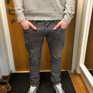 Ett par riktigt sköna Lee jeans i stretchigt material, typ som replay anbass. Jag på bilden är 180, 67 kg. Hör av er vid fler funderingar!😊🙌🏽