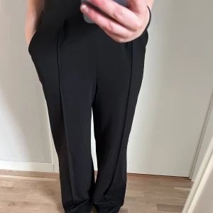 Kostymbyxor från HM🖤 - Högmidjade kostymbyxor från HM. Så sköna men tyvärr lite för långa för mig. Nypris. 500kr