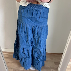 Kjol från Stradivarius 💙 - Så fin kjol som användes mycket förra sommaren. Inga defekter 💙