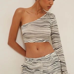 One shoulder topp - Nästan helt oanvänd så jätte fint skick, nypris 299kr💕