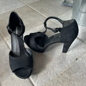 Klackskor  - Svarta klackskor storlek 39