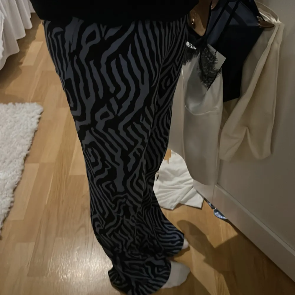 Säljer mina så fina lågmidjade byxor från UF företaget Nomi! Så coola zebra mönstrade byxor💙 Aldrig använda då dem är lite för långa för mig! Köpta för 599kr❣️. Jeans & Byxor.
