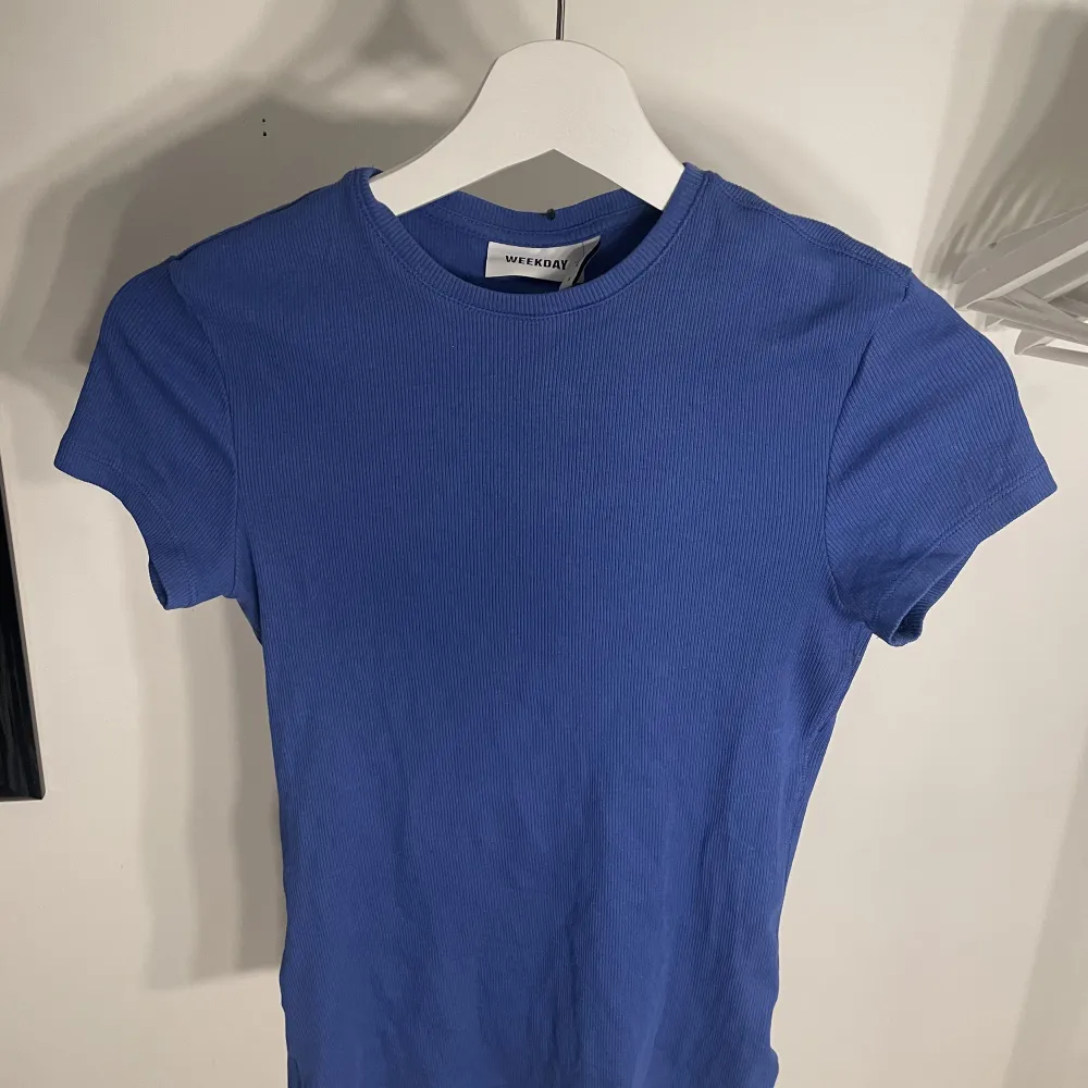 Snygg blå t-shirt från weekday. Använd fåtal gånger köptes i somras. Kontakta vid fler bilder eller frågor😊. T-shirts.