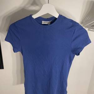 Snygg blå t-shirt från weekday. Använd fåtal gånger köptes i somras. Kontakta vid fler bilder eller frågor😊