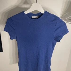 Blå t-shirt Weekday - Snygg blå t-shirt från weekday. Använd fåtal gånger köptes i somras. Kontakta vid fler bilder eller frågor😊