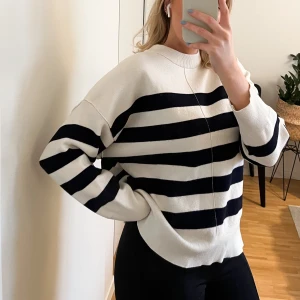 Stickad tröja - Stickad tröja i storlek M💜