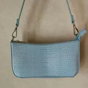 Jättefin blå handväska! Den är ganska liten och man har den på en axel. Säljer när den inte kommer till användning, helt oanvänd/nyskick💗