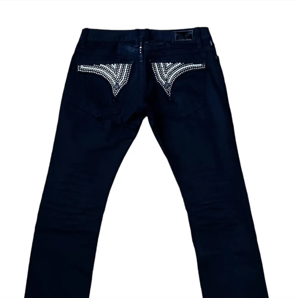 Robins jean i W34 med silver rhinestones, 34inch inseam (klippta i botten ca 2inches för bootcut fit) - pris kan diskuteras . Jeans & Byxor.