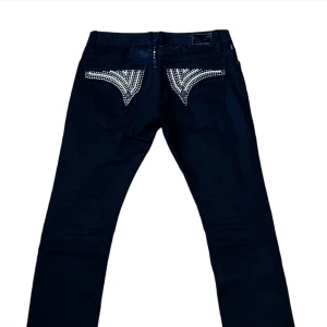 Robin's Jean - Robins jean i W34 med silver rhinestones, 34inch inseam (klippta i botten ca 2inches för bootcut fit) - pris kan diskuteras 