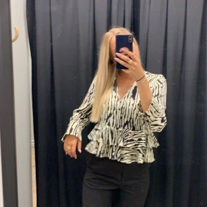 Blus i zebra mönster  - Blus från Baum und pferdgarten. Som nyskick! 🤍 nypris 1199:- 