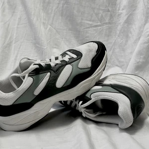 SOC skor storlek 42 - Bra skick. Använda i 2 veckor. Säljer för att jag började använda andra skor. Storlek 42. Pris kan diskuteras vid köp!