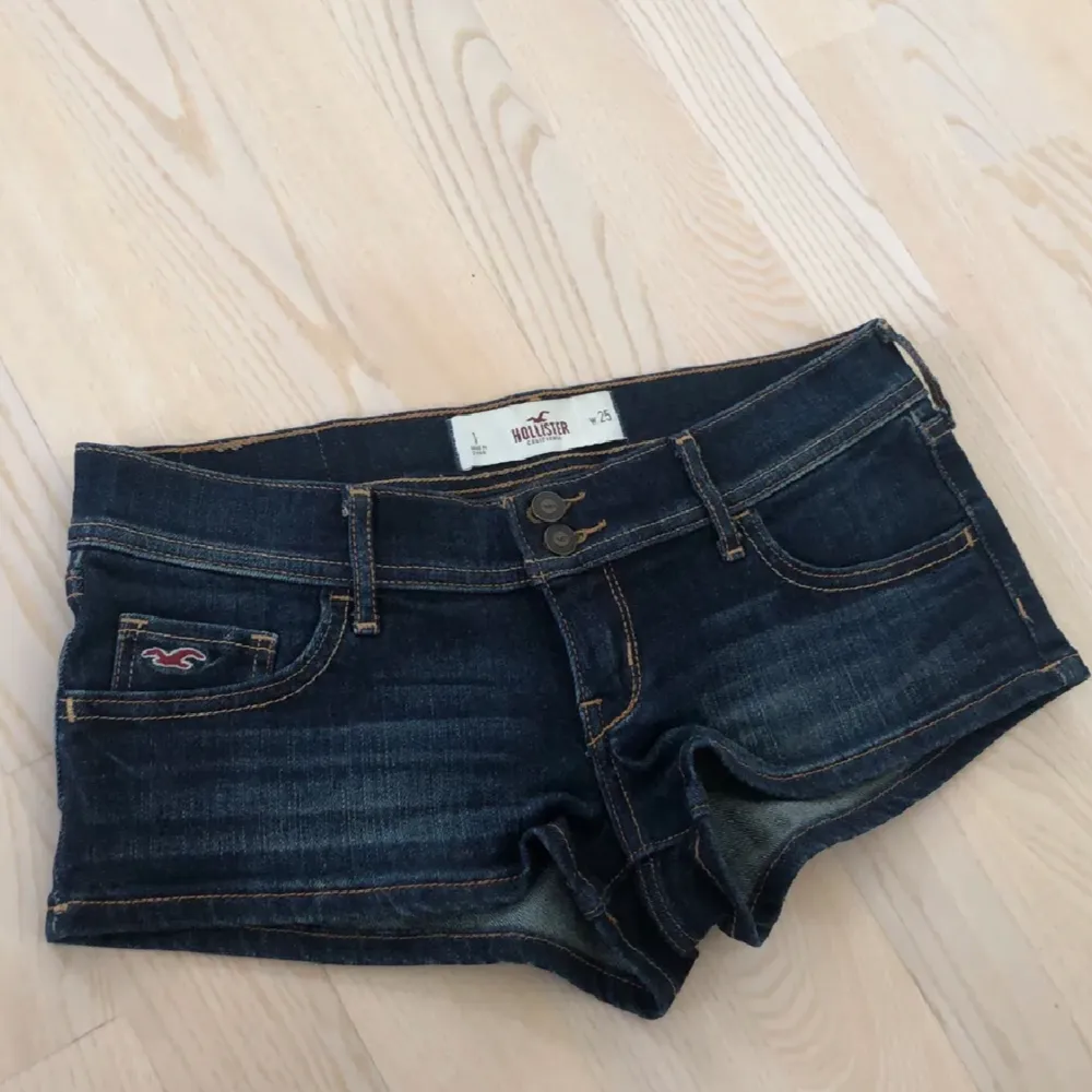 Helt slutsålda lågmidjade shorts från hollister 💓 Vintage och sitter superfint på 💞 . Shorts.