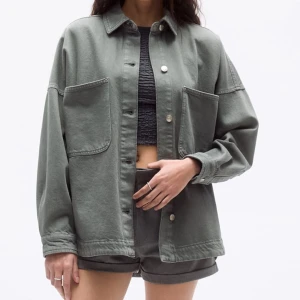 jacka - armé grön jacka i storlek xs lappen kvar men skulle säga den sitter som en M då den är väldigt oversized 🫶🫶 endast testad