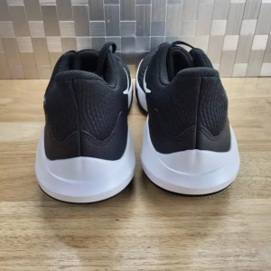 Nike Precision v 5 - Basketskor  - Hej! Jag har ett par Nike Precision v 5 basketskor till salu. Köpta för 800kr från Nike men säljer för 700kr eller kom med bud. De är i storlek 42,5 men passar också bra för någon som har storlek 42 eller 43. Jag har bara använt dem en gång, så de är