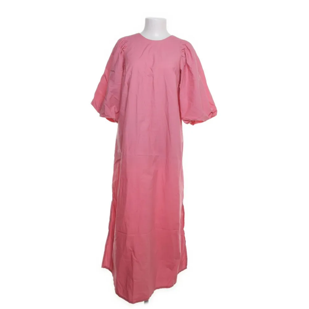 Rosa klänning från H&M. Köpt från Sellpy men jag har inte använt den. Väldigt fräsch och fin inför sommaren!. Klänningar.