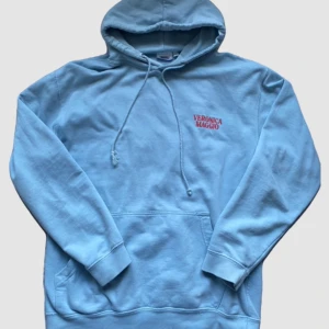 veronica maggio hoodie - säljer min super coola veronica maggio hoodie med snyggt tryck på ryggen 🤍 använd några gånger men annars i fint skick! hör av dig om du har några frågor 🩷