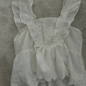 Sommar blus - Säljer min super fina blus från yas. Jätte bra skick och slutsålt överallt❤️