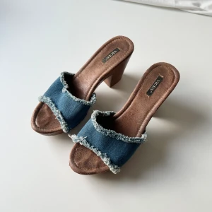 Jeans klackar - Vintage klackskor / träskor med jeanstyg från Vices 💕 Klackhöjd: 9 cm. Fotsula: ca 25 cm 