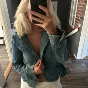 Jeansjacka🐆💕🤍 - Köpt utomlands, väldigt unik. Man kan knäppa jackan med knappen på bilden. 