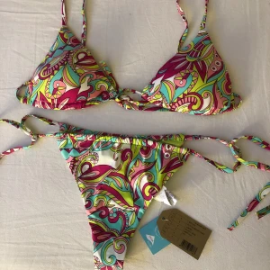 Bikini - Från calzedonia som jag köpte förra året men tyvärr inte kommit till användning. Toppen är använd någon gång, trosorna är inte använda och har prislapp kvar. Trosorna är string,kan skicka bild på passform på modellen. Nypris verkar vara 649 styck 💗