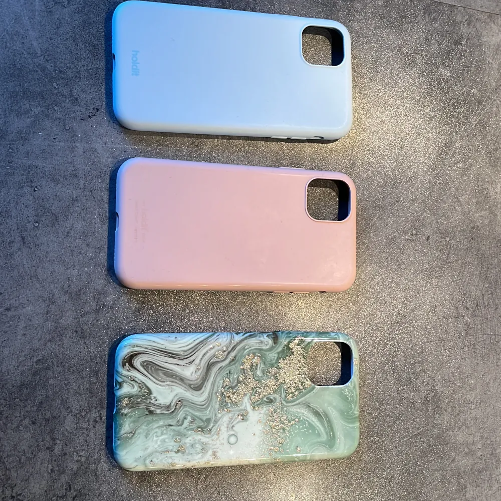 Mobilskal till iPhone 11 i grönt, rosa och blått, alla är i nyskick. Ny pris: 100kr st. Jag säljer alla tre för 95kr!. De gröna är från Glitter och de andra är från Holdit! Kontakta mig för fler bilder!👍🏻. Övrigt.
