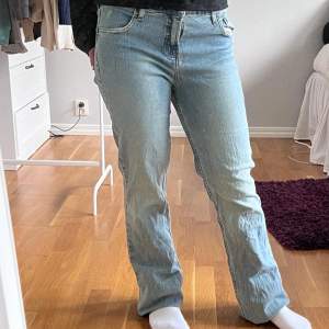 Ljusblåa Bootcut Jeans i Lowrise modell💗 Innerbensmåttet är på 84 cm och midjemåttet 40 cm. Modellen är 158cm.   Byxorna är lite skrynkliga men inte skadade eller smutsiga.  Frågor och funderingar är varmt välkomna😇  S4 113