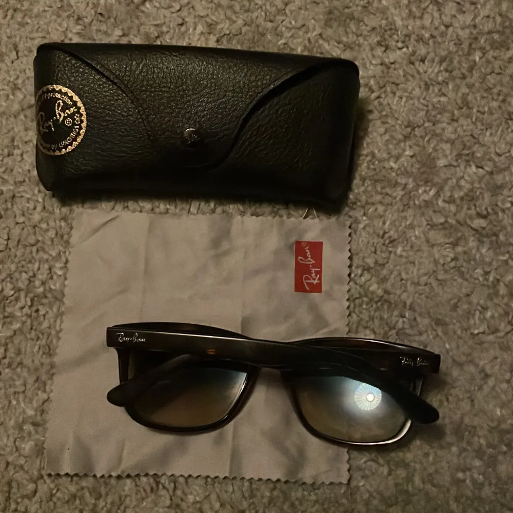 Ray ban boy friend  Tjejmodell  Skick 10 av 10 Ny pris 1700. Övrigt.